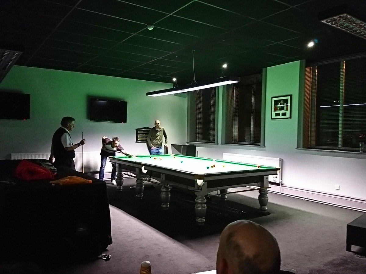 BadgerTheButton's tweet photo. Great night tonight... Two great snooker players at my local club. @CliffThorburn &amp; @daveg147 Played the first frame against cliff and... Lost.. Ha ha 😀 didn't play anywhere near how I can but loved it.. 😀 . Now my little brother is having a frame 😁 https://t.co/cimdrXnYOw