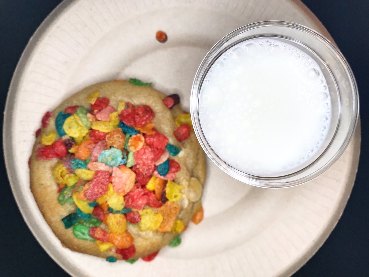 mmtakemiami's tweet photo. No pie pics for #piday, so we’re going with cookies & milk from @NightOwlCookies. 🍪🥛 We were never that good at math anyway. 🤷🏻♂️🤷🏽♀️ #mmtm #cookiesandmilk #sugapie #mathproblems https://t.co/sNIxGHQgJP