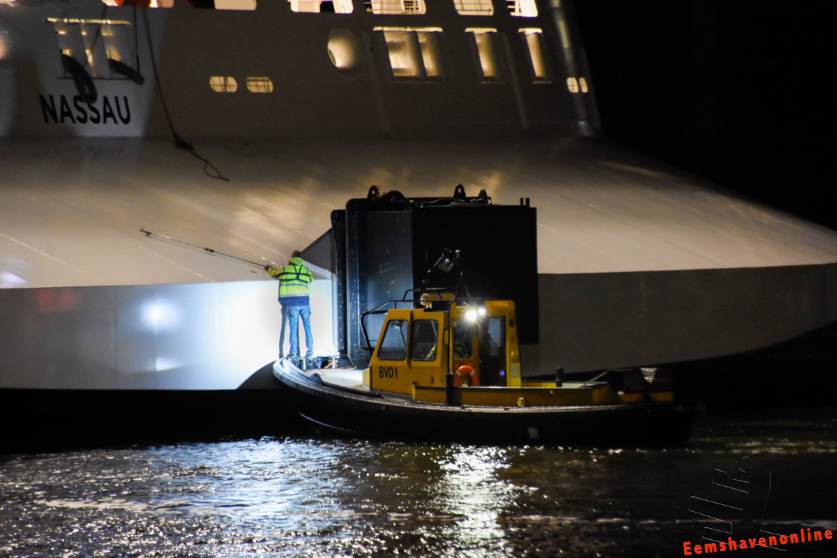 Eemshavenonline's tweet photo. Het bootje van de @bvd_e lijkt maar klein bij de 334 meter lange Norwegian Bliss. #Eemshaven https://t.co/r8mAA02VRW https://t.co/0ykzaMTtcK
