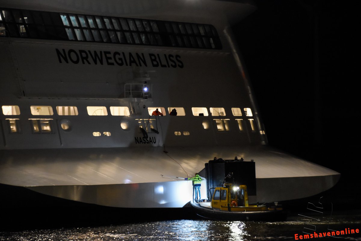 Eemshavenonline's tweet photo. Het bootje van de @bvd_e lijkt maar klein bij de 334 meter lange Norwegian Bliss. #Eemshaven https://t.co/r8mAA02VRW https://t.co/0ykzaMTtcK
