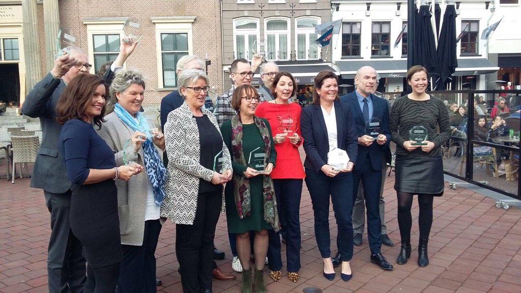 CvdStouw's tweet photo. Vandaag in Harderwijk bij Markt 7 een feestelijk moment met de 9 Hanzesteden, vanwege de gewonnen Netwerk City Marketing Award! Het handelsverbond werkt -nog steeds. @hanzestedenmarkting @visitveluwe https://t.co/Uds0nxyk5w