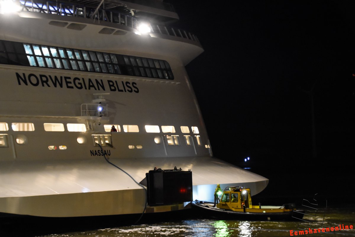 Eemshavenonline's tweet photo. Het bootje van de @bvd_e lijkt maar klein bij de 334 meter lange Norwegian Bliss. #Eemshaven https://t.co/r8mAA02VRW https://t.co/0ykzaMTtcK