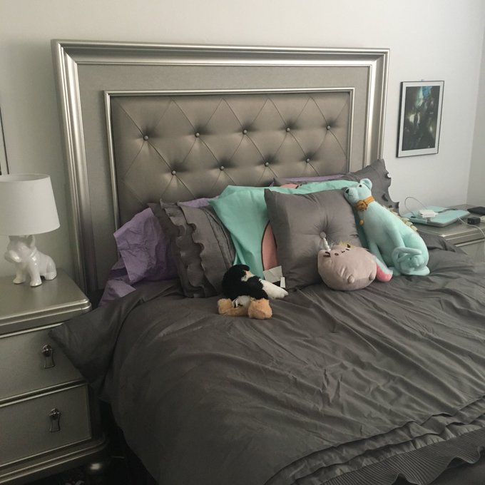 People asked me why I won&rsquo;t just buy new furniture when I move.... ummmm my bedroom is cute as fuck https://t<a href="/tag/amateurporn"class="tags"><span>#amateurporn</span></a>
