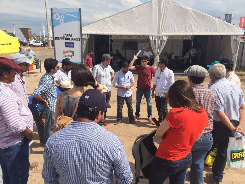 AgroApp_ARG's tweet photo. Sabias que mejoramos el pronostico gracias a los #DatosLocales? Eso le estábamos contando al grupo @crea_arg en @Expoagrocom. Visitanos en la carpa de emprendedores. ---> https://t.co/uPXle34UgY https://t.co/344aKuGquW