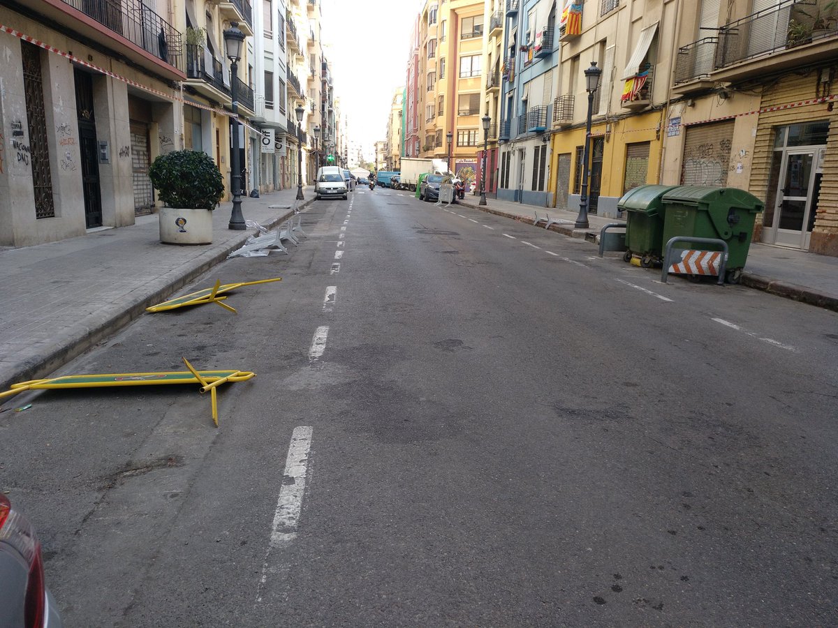 osmesno's tweet photo. @joanribo Otra cosa Mariposa. No es comprensible como se conceden cortes de calles desde el 10 de Marzo por motivos de actividades falleras cuando es día 14 y no ha asomado ni el tato. Es un agravio contra los vecinos y las necesidades del día a día. Esto es calle Turia 41 (Valencia). https://t.co/xlyyWI5RUm