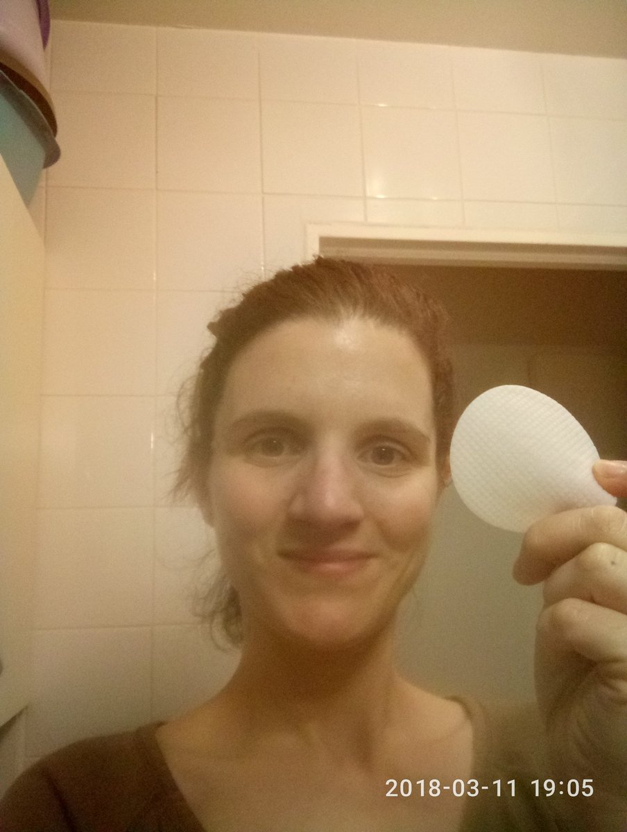 mayasysy77's tweet photo. #revitaliftdisquespeeling  ... Ma routine du soir  👸👸 https://t.co/zrcSUwb7RH