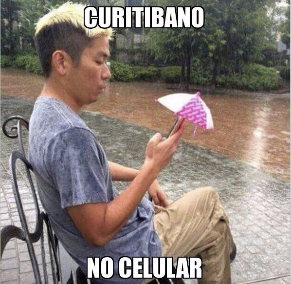 PhonebreakBr's tweet photo. Curitibano usando celular o ano inteiro... 😂☔️ https://t.co/CqBtTwQalh