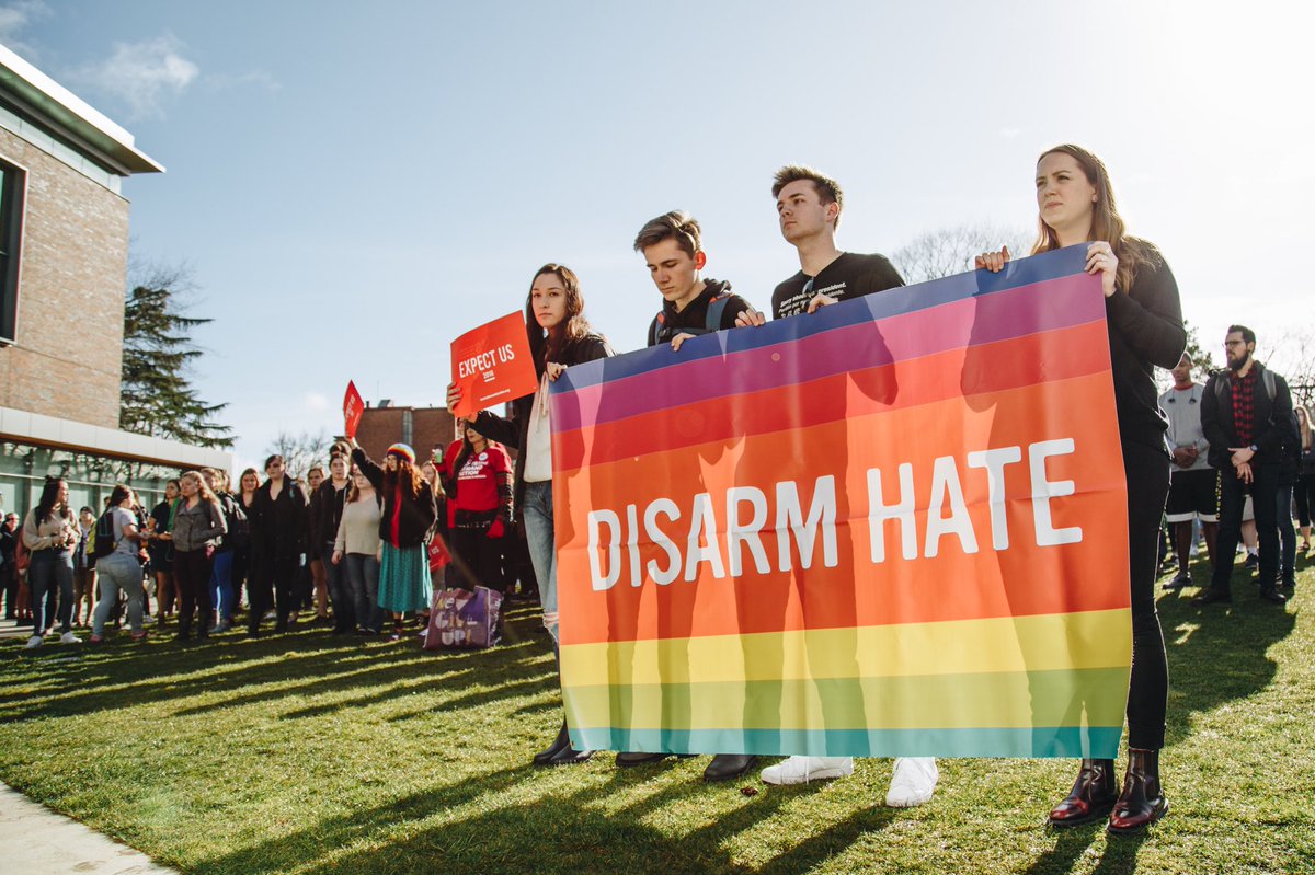 SARTAKESPICS's tweet photo. Hundreds attend the #NationalStudentWalkout at the University of Oregon https://t.co/t7EmcQHkhF