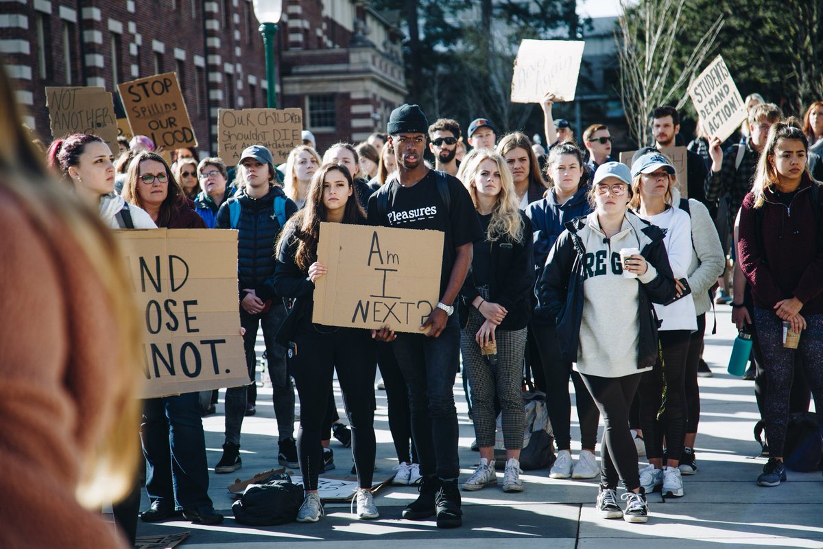 SARTAKESPICS's tweet photo. Hundreds attend the #NationalStudentWalkout at the University of Oregon https://t.co/t7EmcQHkhF