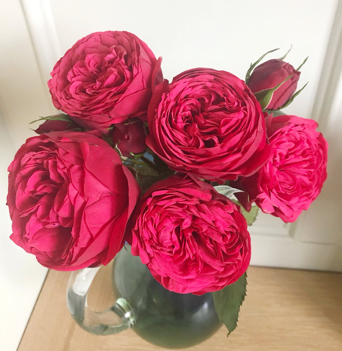 Swoon😍over these gorgeous roses! ...... it has been a crazy week but I can finally sit down tonight with a glass of wine or two and admire these beauties 🌺 

#floralstyling #fineartflowers #sharingtheflorallove #forflowerlovers #inspiredbypetals #florist #stives #weddingflowers