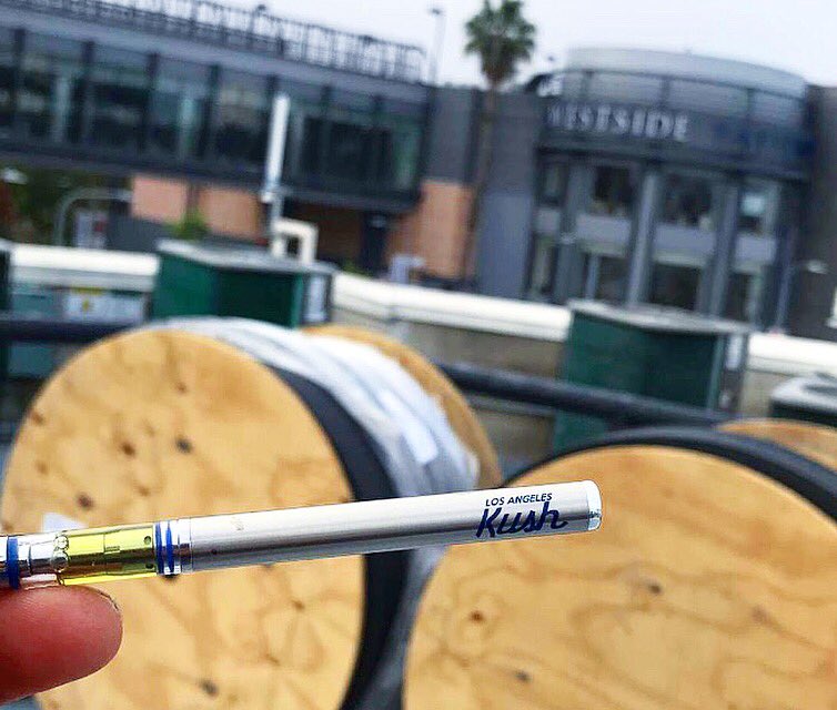 LakVape's tweet photo. WORKFLOWWWW!😎💪🏽🤘🏽 Thanks for the love and support big bro, you know he stay medicating on nothing but straight HEAT!👏🔥😤💨Thanks for being a real one since day one Brotha!🙏🏽😎💪🏽🤘🏽 Stop playing your self, get your hands on the BEST TERPS ON EARTH ALREADY!🔥 https://t.co/Fha8L5IJyA