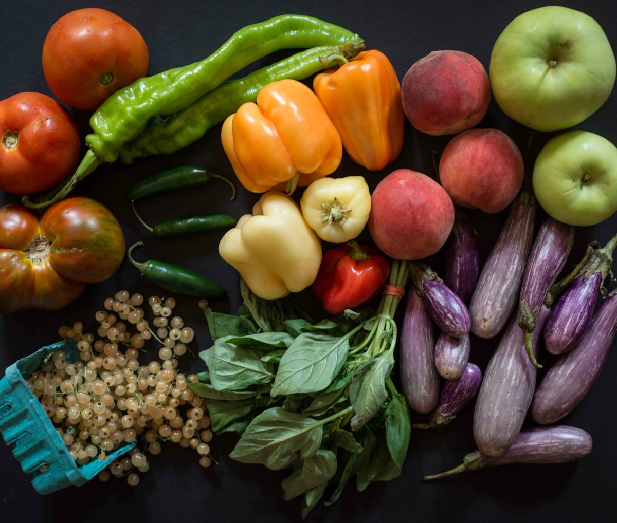 #FRESHFARMShare is an easy way to support #localfarmers + take the guesswork out of #market shopping! <a href="/CityCenterDC/">CityCenterDC</a> <a href="/ccbid/">Crystal City</a> <a href="/FoggyBottomDC/">Foggy Bottom DC</a> <a href="/pennquarterdc/">Penn Quarter</a> @BallstonBID &amp; <a href="/HStreetDC/">H STREET NE CORRIDOR</a> we curate a weekly selection of produce &amp; recipes for subscribers to pick up. freshfarm.org/freshfarm-shar…