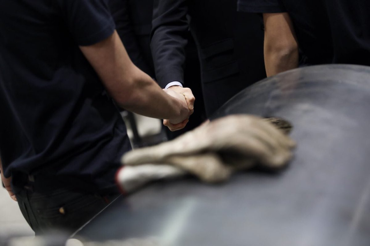 EmmanuelMacron's tweet photo. La France a besoin de passionnés qui se lèvent tôt le matin et passent des journées parfois dures parce qu'ils aiment leur métier. 
C'est la clef de la réussite française. https://t.co/rI9CB9m3dT