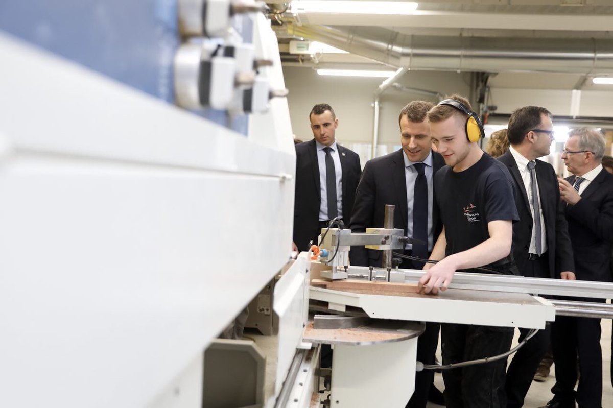 EmmanuelMacron's tweet photo. La France a besoin de passionnés qui se lèvent tôt le matin et passent des journées parfois dures parce qu'ils aiment leur métier. 
C'est la clef de la réussite française. https://t.co/rI9CB9m3dT