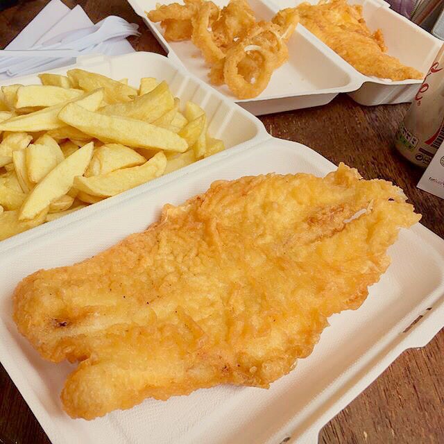 MerchantChippie's tweet photo. 📸 Keep sharing your Merchant Chippie food photos!
Delicious looking pic of haddock supper & calamari over on Instagram by @mmhungry7! 🐟🐙
#glasgowfoodies #chippyclassics #finechippy #qualitytakeout #goldenbatter #crispybatter #chips #calamarifritti #freshhaddock https://t.co/HaAo4J9XFh