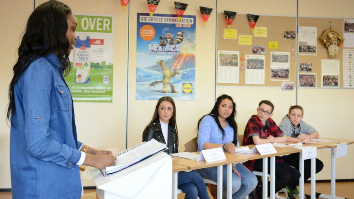 NHNieuws's tweet photo. Honderden vmbo'ers uit het hele land doen aanstaande vrijdag 15 maart mee aan het elfde vmbo debattoernooi in Purmerend https://t.co/hQbxtdP9Ht https://t.co/ZNsuASBTwf