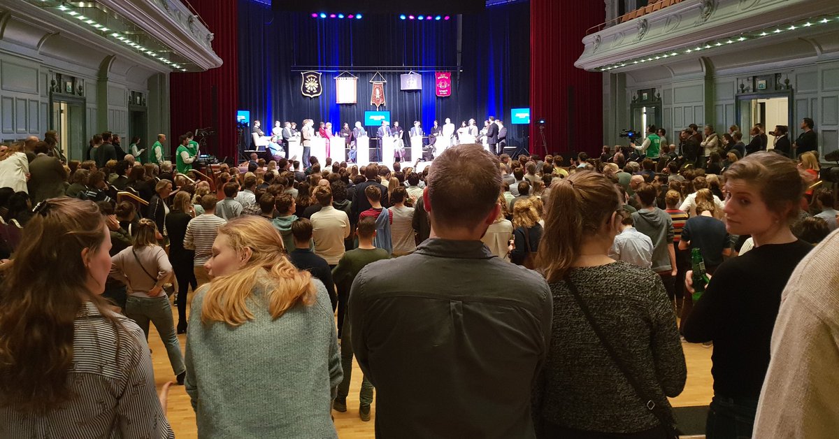 PietervWoensel's tweet photo. De Leidse studentenverenigingen hebben weer een groots debat georganiseerd! Politiek leeft onder studenten. Er valt wat te kiezen #PKvV #MASCQ https://t.co/blbk2ow128