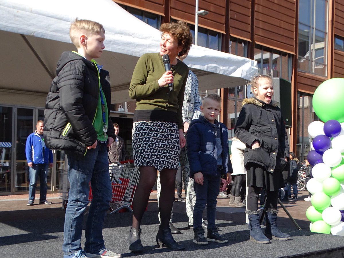 bosch85501934's tweet photo. Wat een mooie dag vandaag met een geweldig team #DeSchoor  #AlmereHaven #weekvanhetgeldmarkt #plangroep, veel kinderen en ouders van  #IKCdeAquamarijn en #IKCdeRegenboog, en boften we met het weer. #036 #kleedjesmarkt https://t.co/1IiXrcMlEs