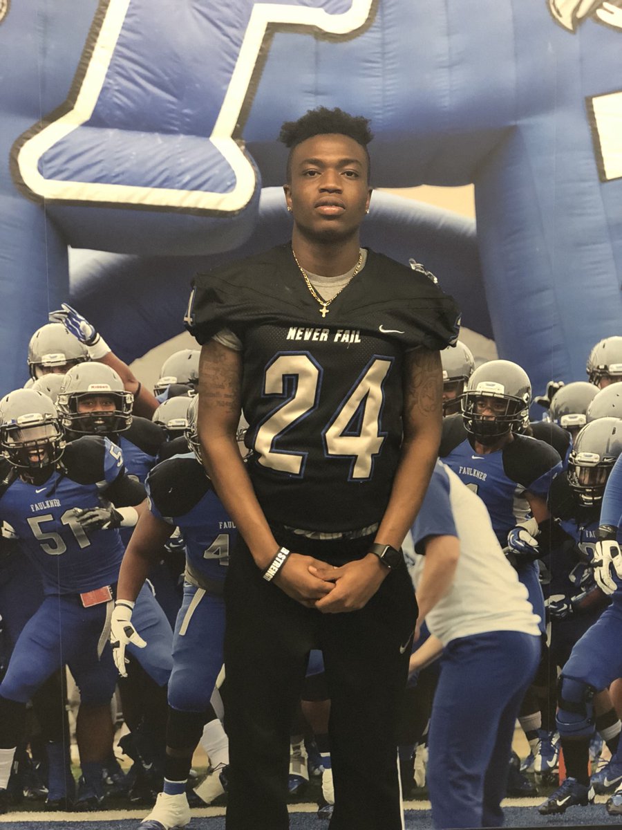 CCPackersFball's tweet photo. Great visit at @Faulknerufball. These guys really enjoyed themselves. @acoachCrenshaw 🔵⚪️⚫️#packers2eagles #NeverFail #TalonsOut #FaulknerFamily https://t.co/BpMTjW7nTd