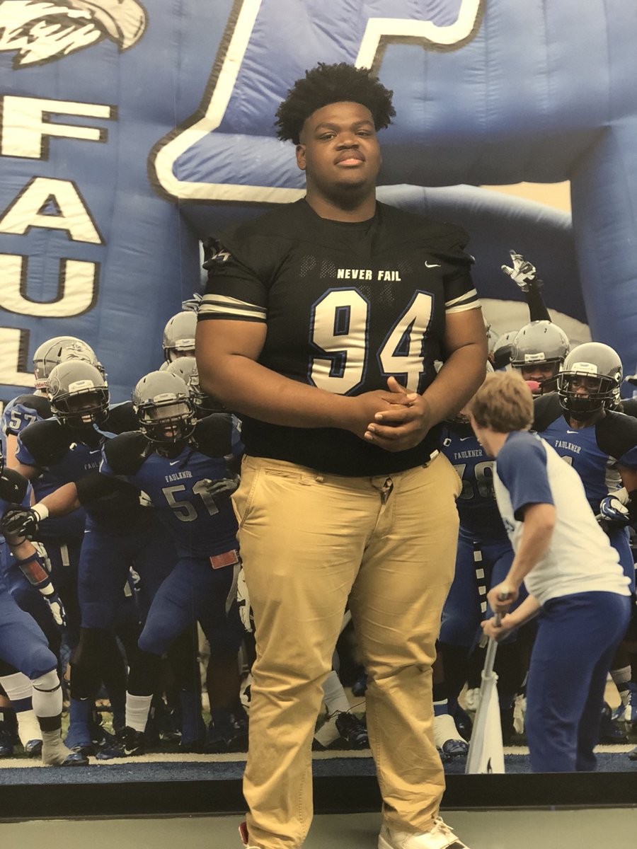 CCPackersFball's tweet photo. Great visit at @Faulknerufball. These guys really enjoyed themselves. @acoachCrenshaw 🔵⚪️⚫️#packers2eagles #NeverFail #TalonsOut #FaulknerFamily https://t.co/BpMTjW7nTd