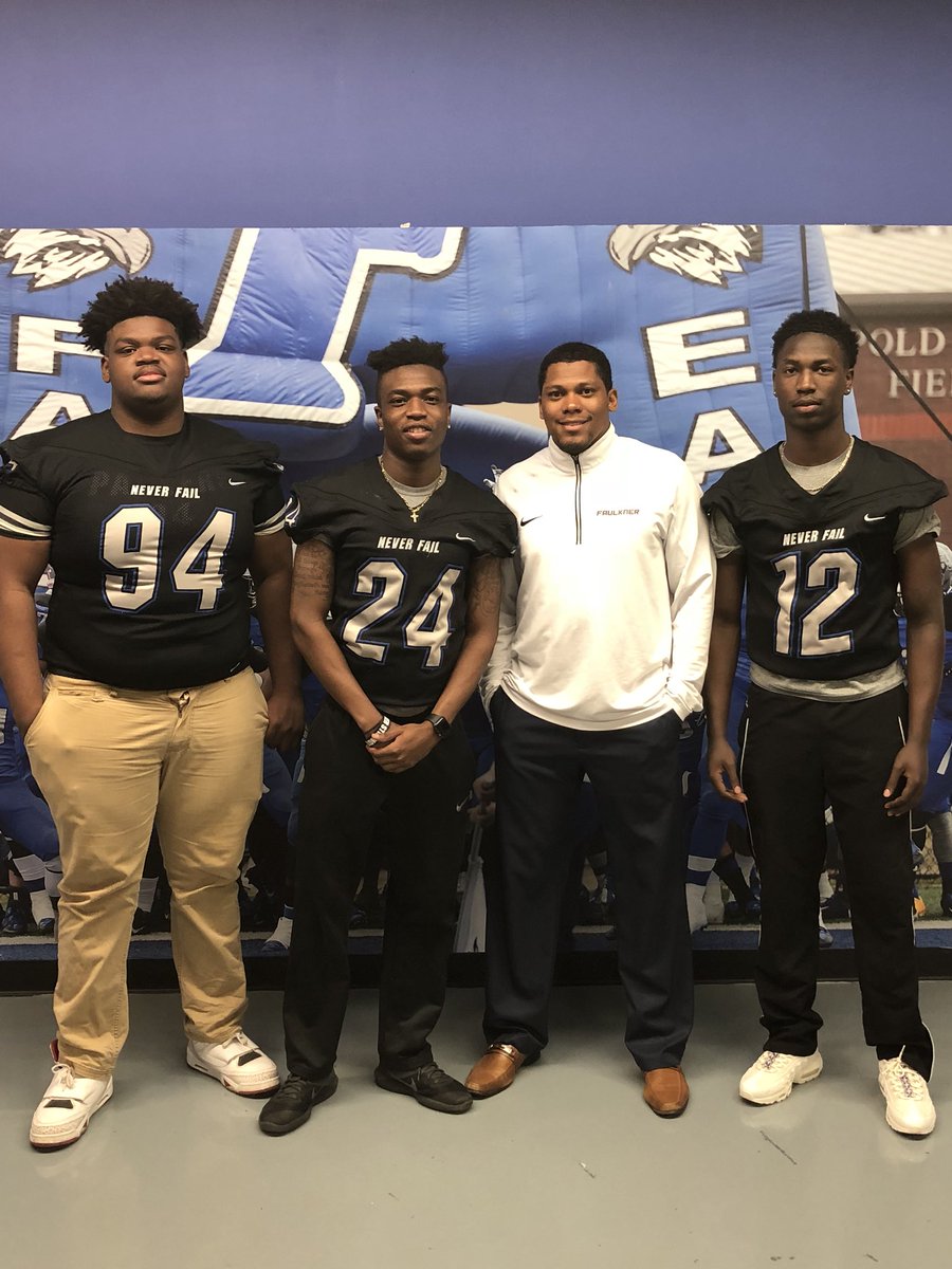 CCPackersFball's tweet photo. Great visit at @Faulknerufball. These guys really enjoyed themselves. @acoachCrenshaw 🔵⚪️⚫️#packers2eagles #NeverFail #TalonsOut #FaulknerFamily https://t.co/BpMTjW7nTd