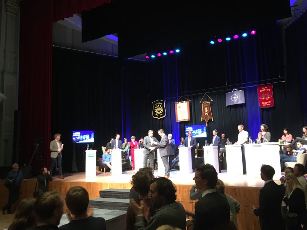 Omdat <a href="/joostbl/">Joost Bleijie</a> zo graag over 'Hong Kong aan de Rijn' praat, biedt @Paul_Dirkse hem een reisgids van Hong Kong aan, zodat hij zich vast kan inlezen! #optimistischleiden #stadsdebat #pkvv