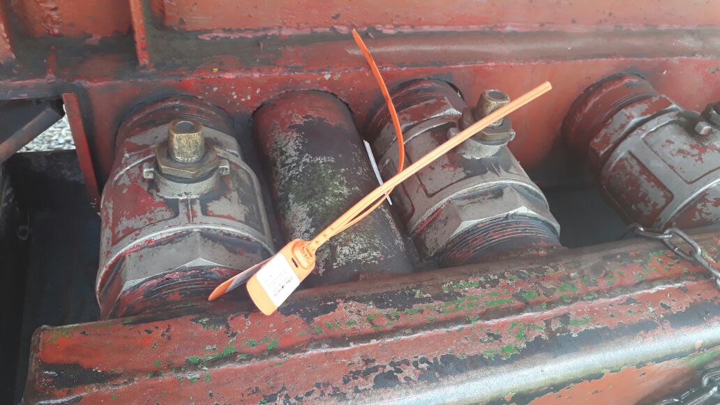 PoliciaEcuador's tweet photo. POSITIVO. #UIDH incautó más de 12.000 galones de combustibles en #GYE, durante operativos de control. https://t.co/UNbV9vMcPx