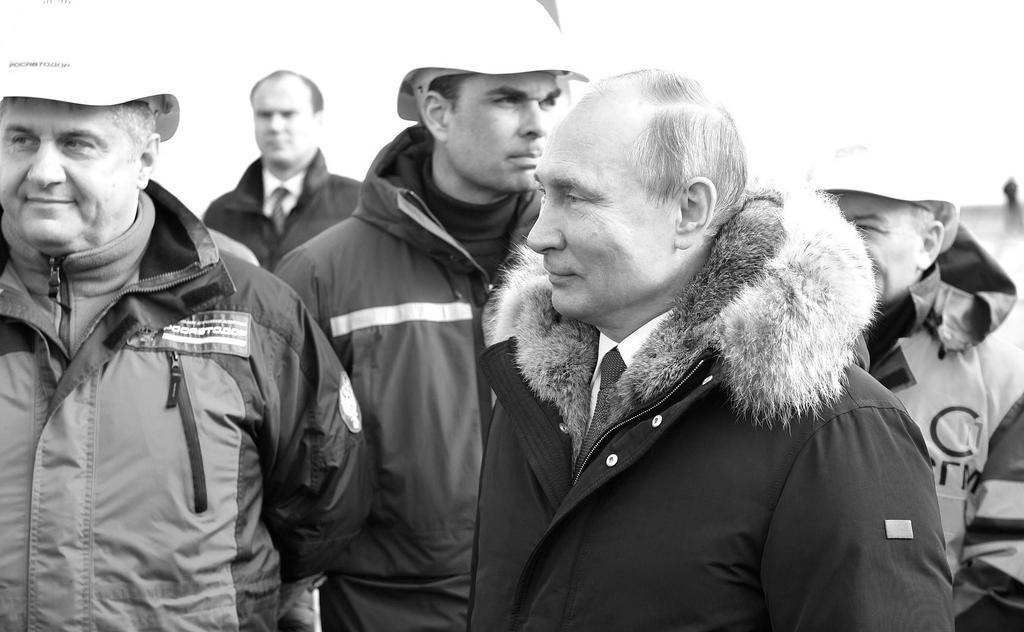 #Путин #Крым Во время осмотра готового участка автодорожной части Крымского моста. Беседа со строителями