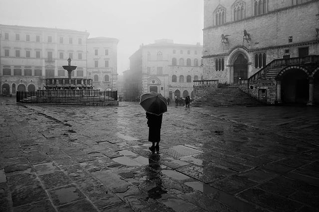 igersumbria's tweet photo. Bentrovati ragazzi. La foto del giorno è di @carlo_bonini con questo bianco e nero di una Perugia piovosa https://t.co/Jds1mXDgao https://t.co/8TugXX6fyZ