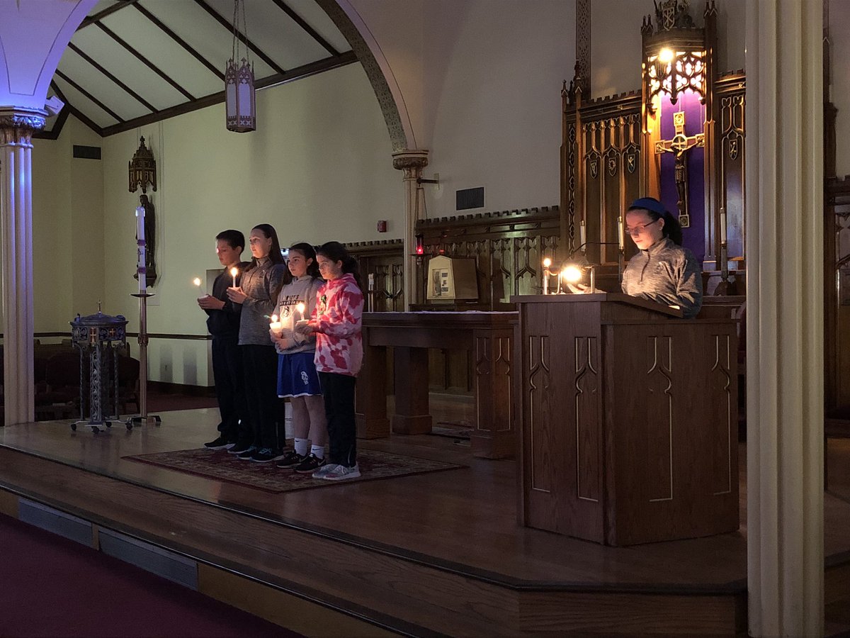 MWilliamson320's tweet photo. St. Mary’s students pray for peace and for those affected by violence. #uKnighTed #PrayOutForPeace https://t.co/IWTGtQXWMV