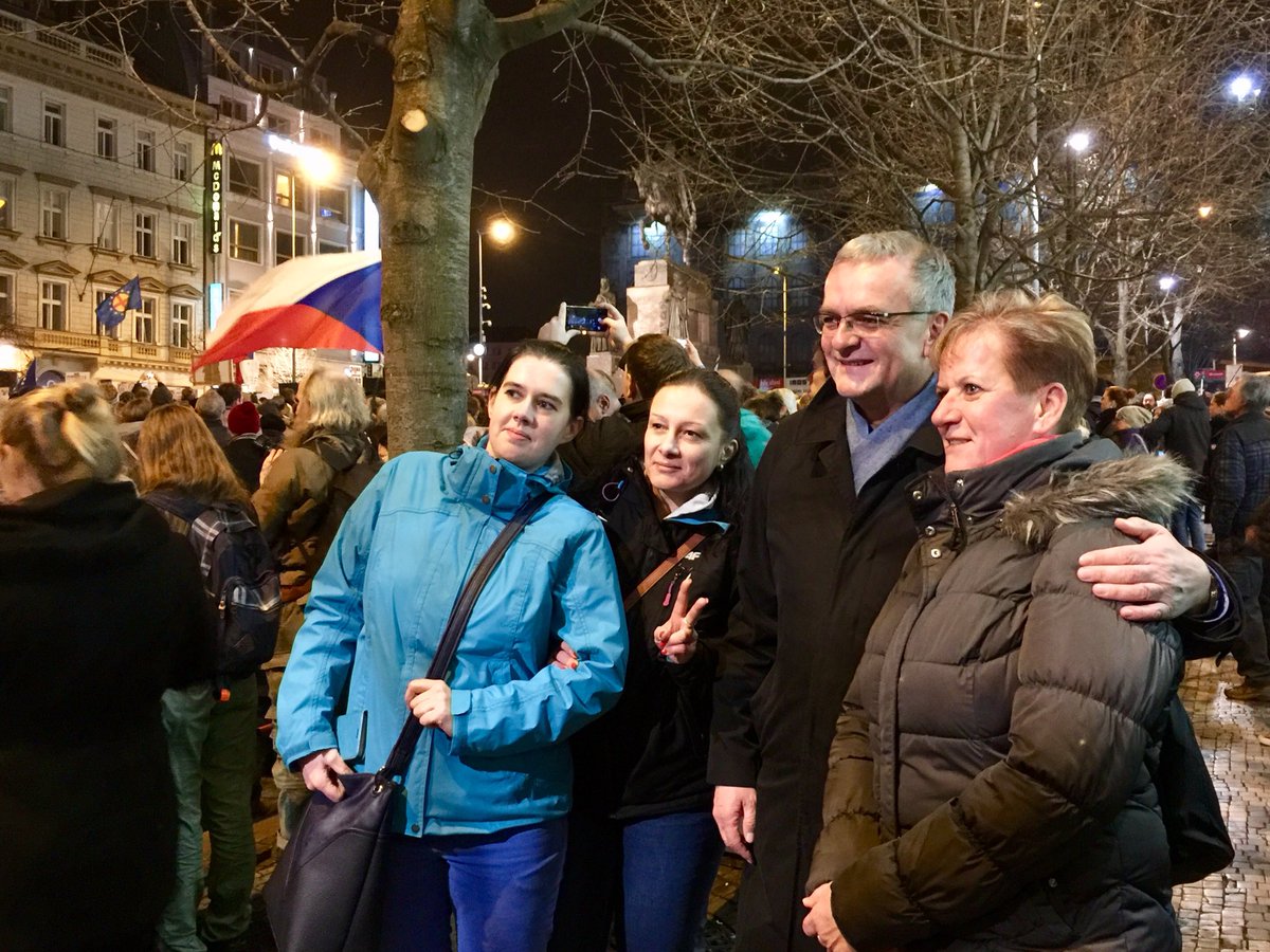 kalousekm's tweet photo. Demokracie nemůže fungovat bez svobodných médií. Ta soukromá jsou dnes ovlivňována nebo zpochybňována. Klíčový pilíř svobodné žurnalistiky je veřejnoprávní Česká televize. Dnes jsme si na Václavském náměstí slíbili, že jí nedáme. https://t.co/i8g8yQHn3i
