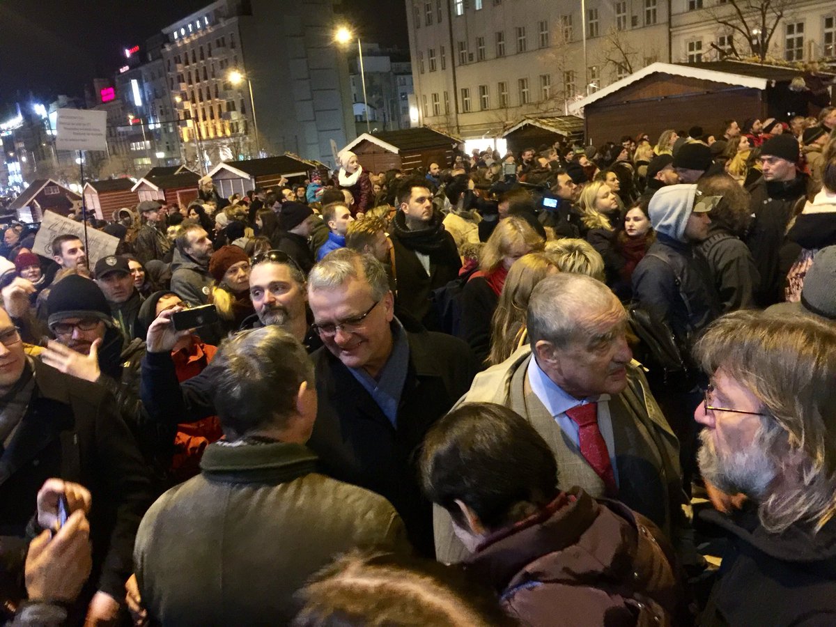 kalousekm's tweet photo. Demokracie nemůže fungovat bez svobodných médií. Ta soukromá jsou dnes ovlivňována nebo zpochybňována. Klíčový pilíř svobodné žurnalistiky je veřejnoprávní Česká televize. Dnes jsme si na Václavském náměstí slíbili, že jí nedáme. https://t.co/i8g8yQHn3i