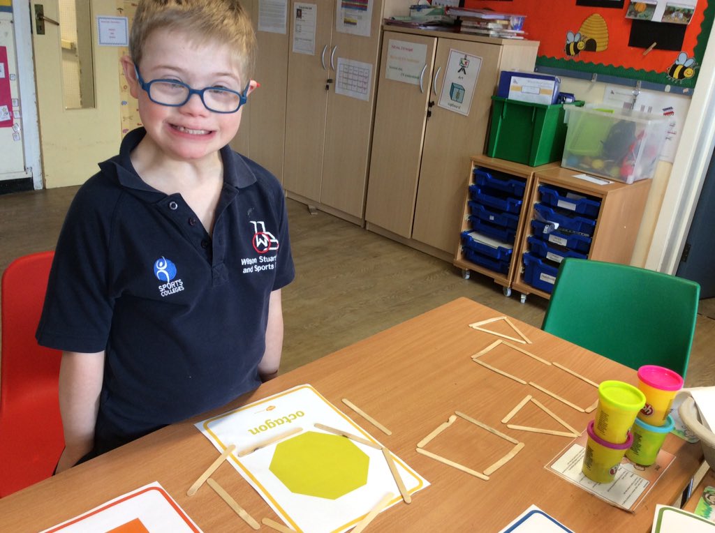 wilsonstfeed's tweet photo. #wsmonkeys creating shapes using pipe cleaners and lollipop sticks! #wsmaths https://t.co/GFdwyU59cj