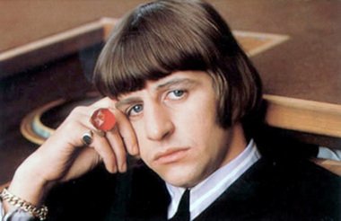 Estudio68TV's tweet photo. Sir Richard Starkey nació el 7 de Julio de 1940. Conocido por ser batería de los Beatles donde reemplazó de Pete Best antes de que el grupo saltase a la fama.  #Estudio68 #RingoStar #TheBeatles https://t.co/qROXEX0rbD