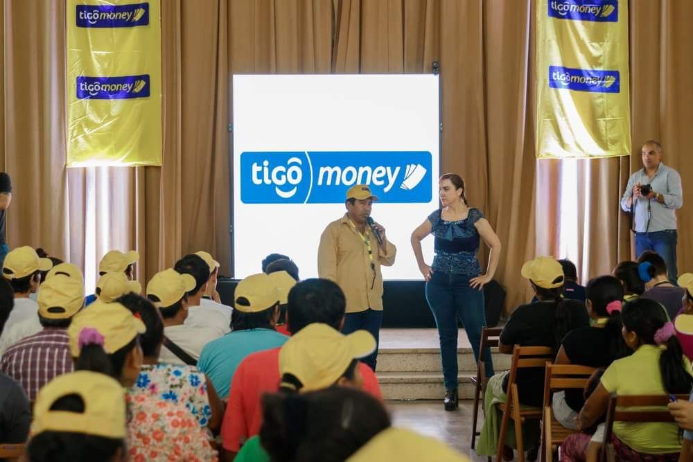 fundaparaguaya's tweet photo. En el marco de la iniciativa Semáforo-Cerrito, con apoyo de @AgendaCAF, y la #GMW2018 realizamos el Taller de Educación Financiera con @TigoParaguay y @elcomerciof p/ generar la apertura de cajas de ahorro a 500 flias de la comunidad de Cerrito #SentíQueSePuede https://t.co/kI7pltmidc