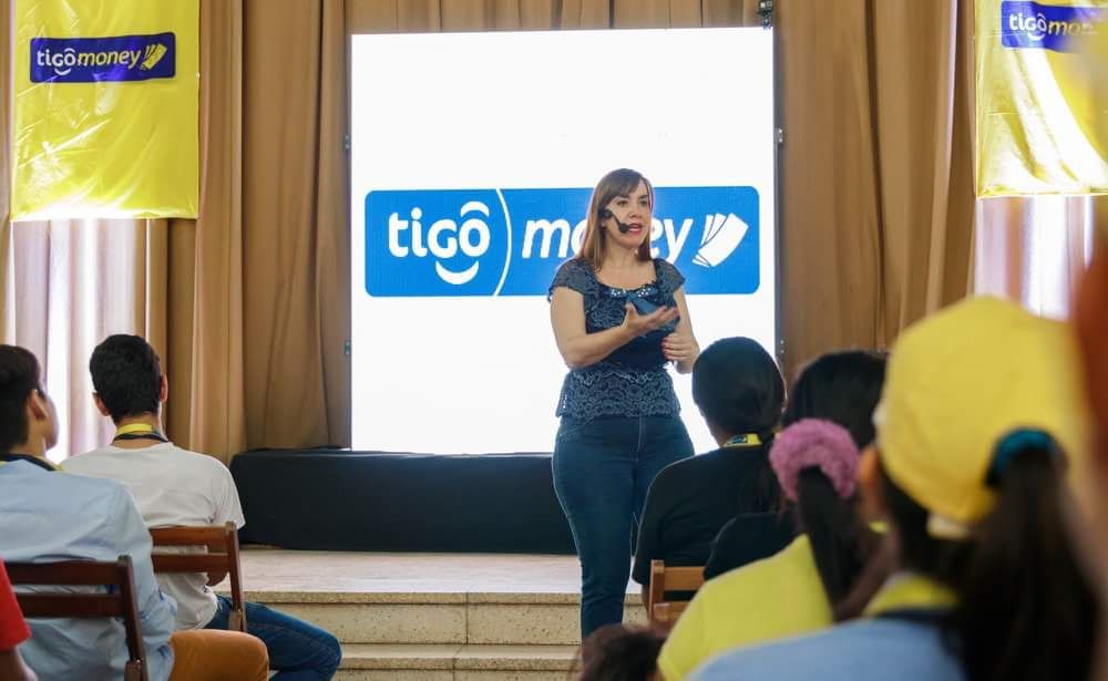 fundaparaguaya's tweet photo. En el marco de la iniciativa Semáforo-Cerrito, con apoyo de @AgendaCAF, y la #GMW2018 realizamos el Taller de Educación Financiera con @TigoParaguay y @elcomerciof p/ generar la apertura de cajas de ahorro a 500 flias de la comunidad de Cerrito #SentíQueSePuede https://t.co/kI7pltmidc