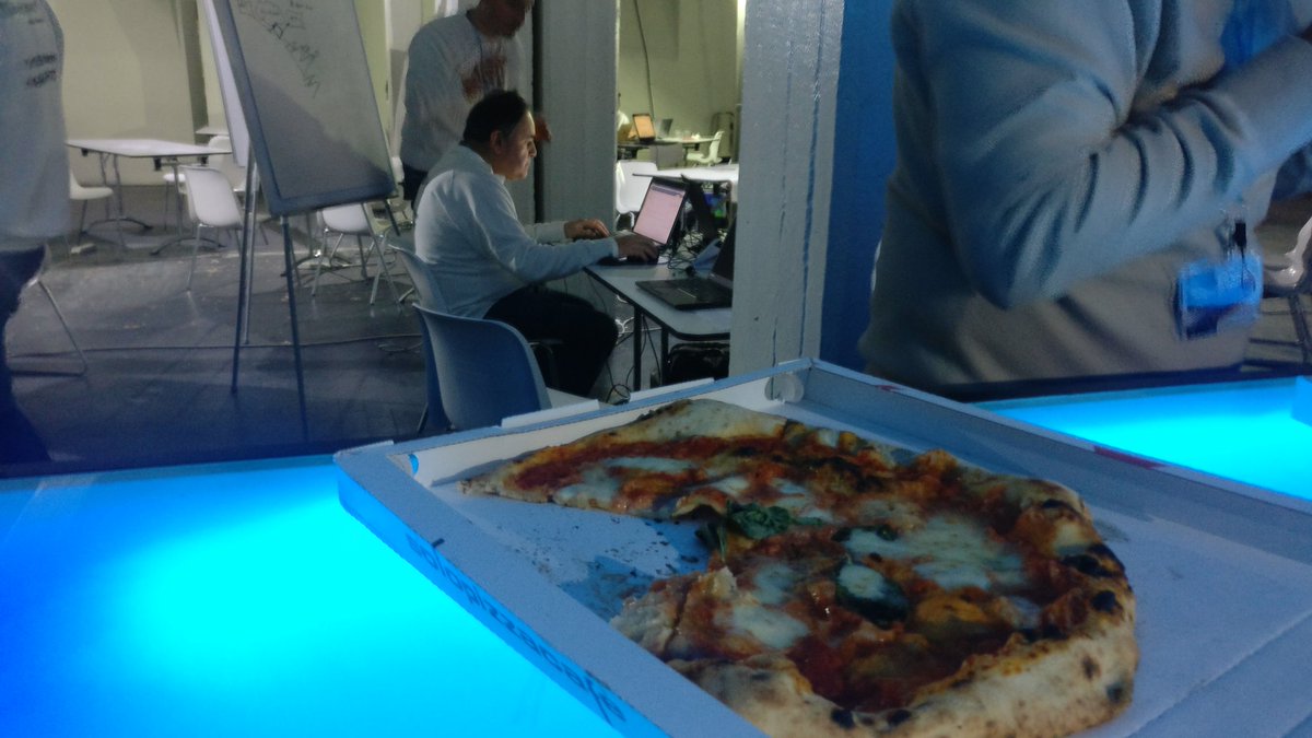 TeamSystemTalkS's tweet photo. Alla #tshacknight è arrivata la pizza. Le idee vengono meglio a pancia piena #talks2018 #digitalisrunning https://t.co/NZtRzYYoT7