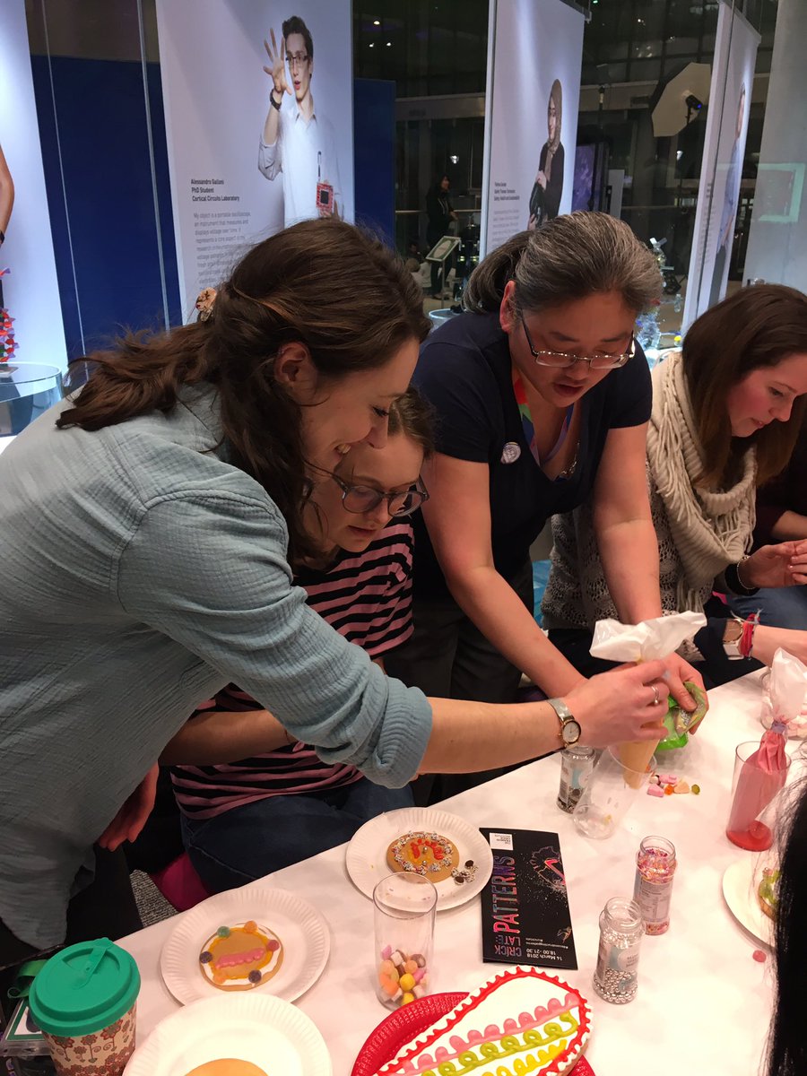 rosiewaldron's tweet photo. .@TreenaSib & @anna_wool decorating virus cookies with @YannyBakes at #CrickLate https://t.co/WqgN8DCTpB