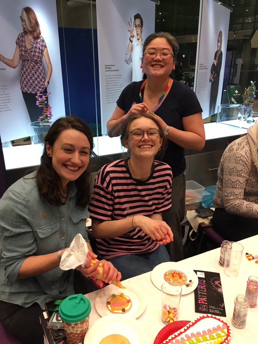 rosiewaldron's tweet photo. .@TreenaSib & @anna_wool decorating virus cookies with @YannyBakes at #CrickLate https://t.co/WqgN8DCTpB