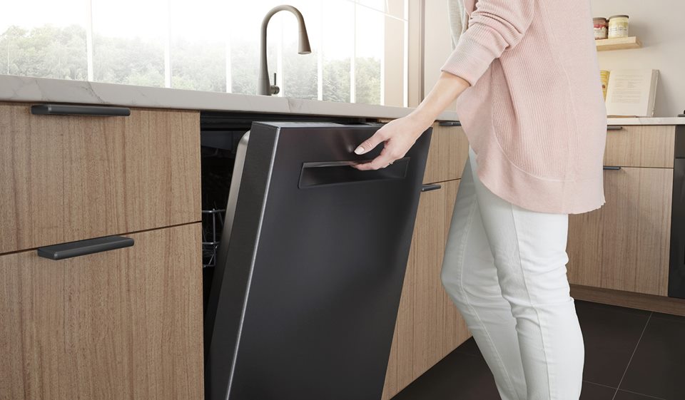 MiddletonsAppl's tweet photo. A quality clean, inside and out. Bosch's new Black Stainless Steel is designed to help guard against fingerprints and scratches so you don’t have to scrub your dishes or your dishwasher. https://t.co/vygP6zMC66