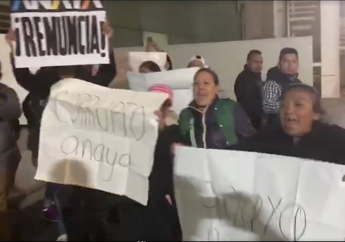 centralnewsmx's tweet photo. El candidato a la Presidencia, @RicardoAnayaC, denunció esta madrugada a través de un video en su cuenta de Facebook, que un "grupo de choque" del PRI, lo agredió en el AICM. https://t.co/LYNK9vpBK0 https://t.co/2lTu8WfGfh