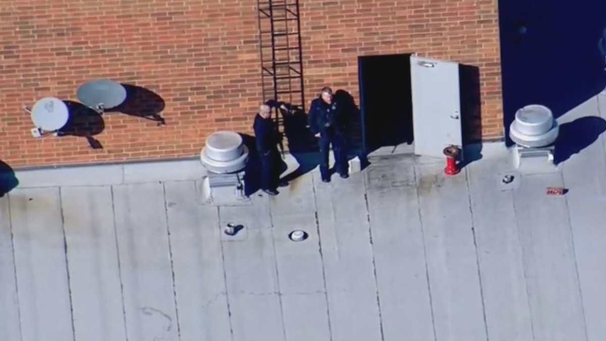 WATCH LIVE Police respond to reports of gunman on campus at Northwestern University bit.ly/2Hyhc9X?utm_so… https://t.co/CyLJ9yVMRp