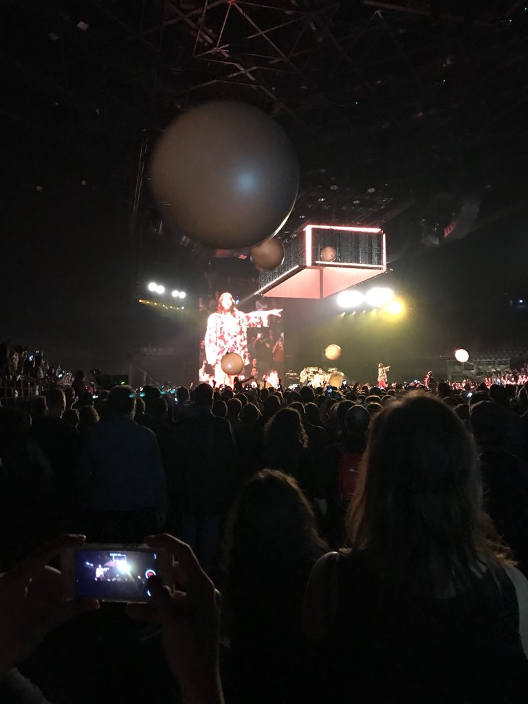xaero_59's tweet photo. «#30secondtomars #paris #monolithtour https://t.co/RcOHyzq6Lk