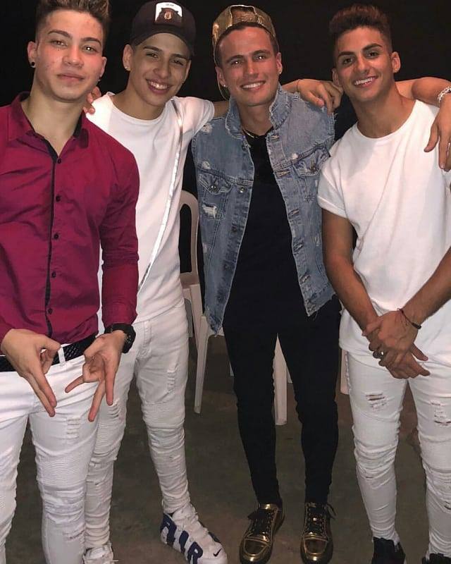 BetzabethGe17's tweet photo. Mis Babies😍 #LosBoys😍 #GustvoElis💞 @soyvicsensa  @GaboBoys20 @nelsonelprincee @GustavoElis https://t.co/if0YdJPHdx