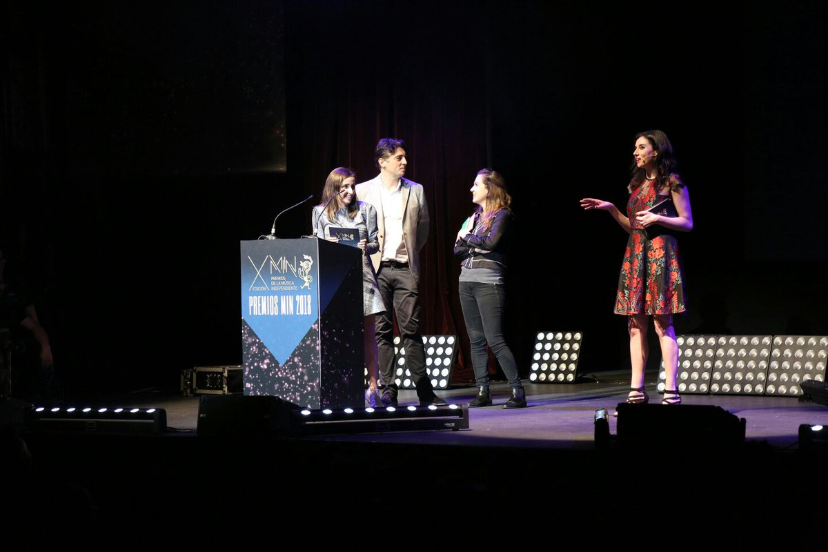 Nuestra anterior presentadora y la de este año se han encontrado en el escenario. Amor infinito a las dos: <a href="/zaharapop/">Zahara</a> y <a href="/martaflich/">Marta Flich</a> 😍 #PremiosMIN

Foto: <a href="/josebaeez/">principedelmal</a>