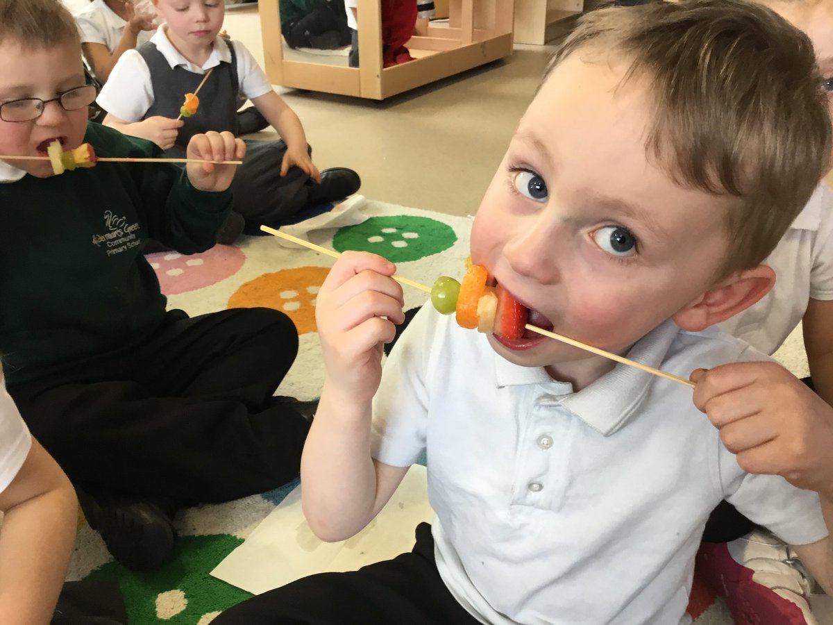 AldermansGreen's tweet photo. We have been talking about healthy eating in Reception, and we enjoyed making fruit kebabs. They were yummy! #agcpsR https://t.co/NPAOuc8FXm