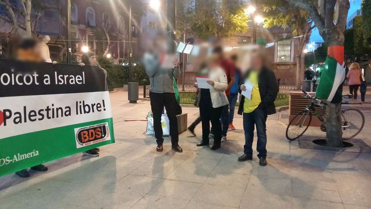 ala_inter's tweet photo. Imágenes de la concentración contra el apartheid israelí, esta tarde en Almería

#IsraeliApartheidWeek2018 
#Andalucía https://t.co/yhMsPyoYZX