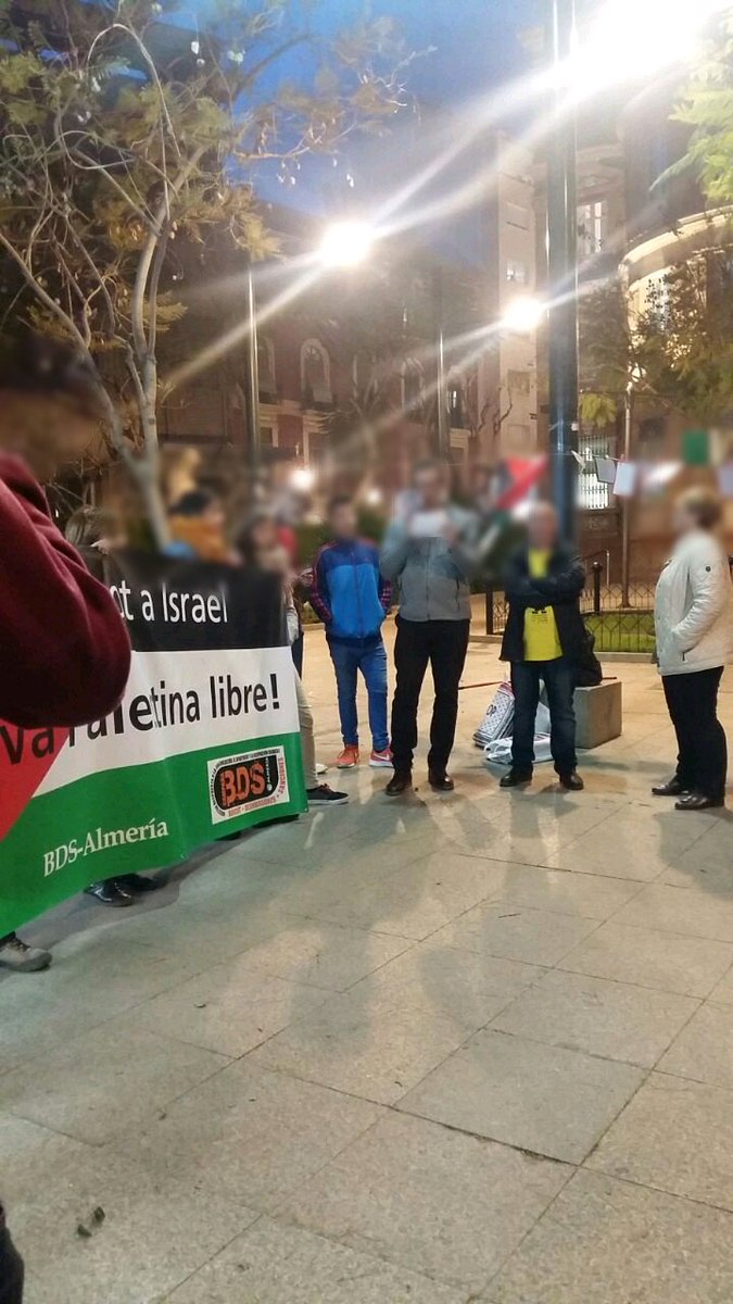 ala_inter's tweet photo. Imágenes de la concentración contra el apartheid israelí, esta tarde en Almería

#IsraeliApartheidWeek2018 
#Andalucía https://t.co/yhMsPyoYZX