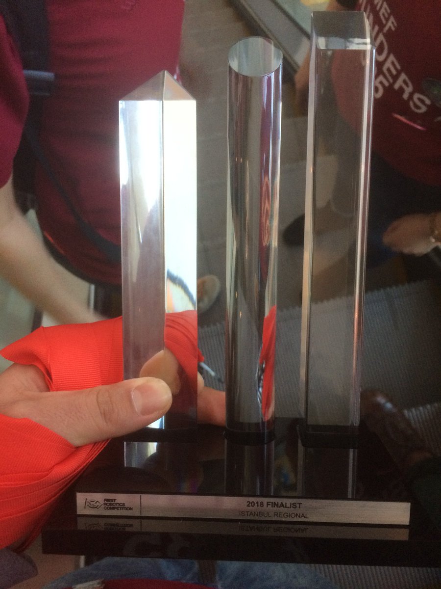 _ademboz's tweet photo. FRC İstanbul Regional Finalist Ödülü #7035 #MEFThunders #MEFTech #MEFtehayat @MEFK12TR @MEFThunders7035 #FIRSTpowerup #powerup #FIRST https://t.co/RMnxv5qPtV