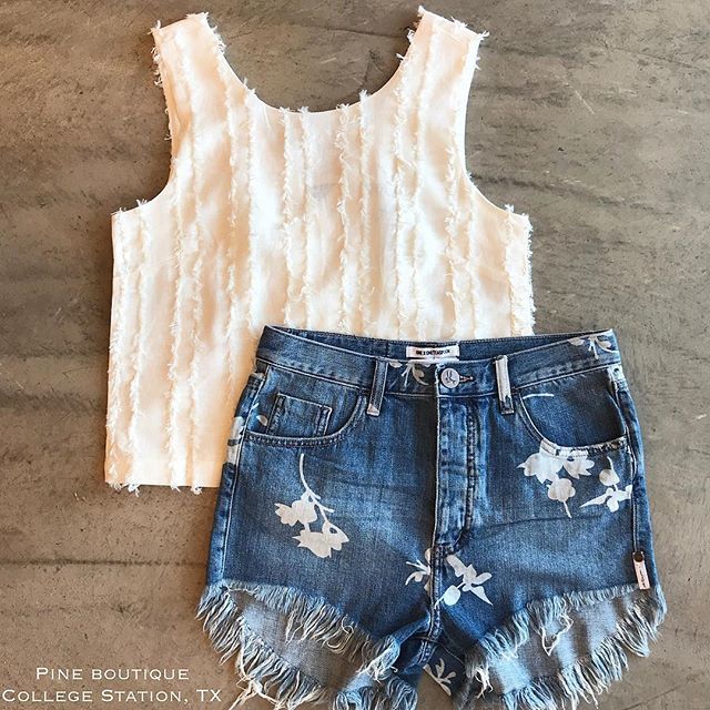 pineboutique's tweet photo. love this paired together 😍
top: $54.99 (s-l)
shorts: $128.99
•
Comment #runship or #runhold to purchase! Create a @runship account at https://t.co/foBdDuMn7f to shop our feed.
•
•
•
#pineboutique #IPine #fashionista #musthave #oneteaspoondenim #spring #love #shop #treatyo… https://t.co/fWiQkjjZMS